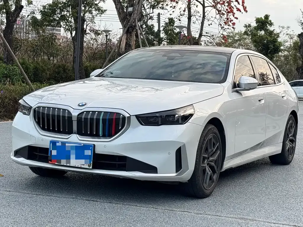 BMW 5 Series — фото 1