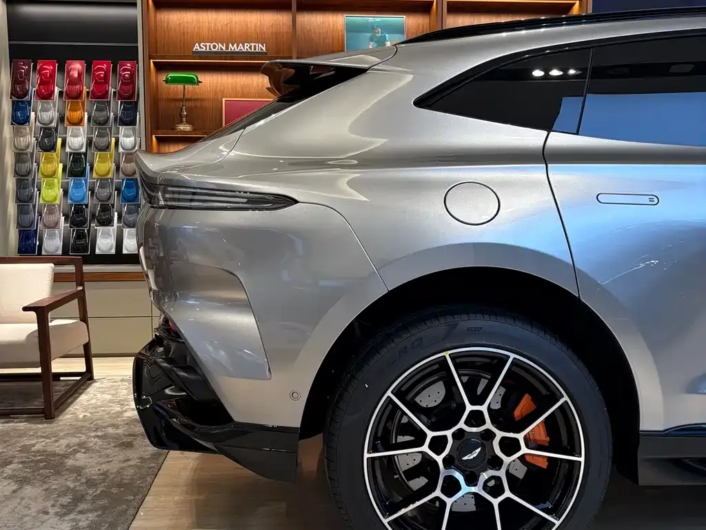 Aston Martin DBX 2025 из CN, фото 2