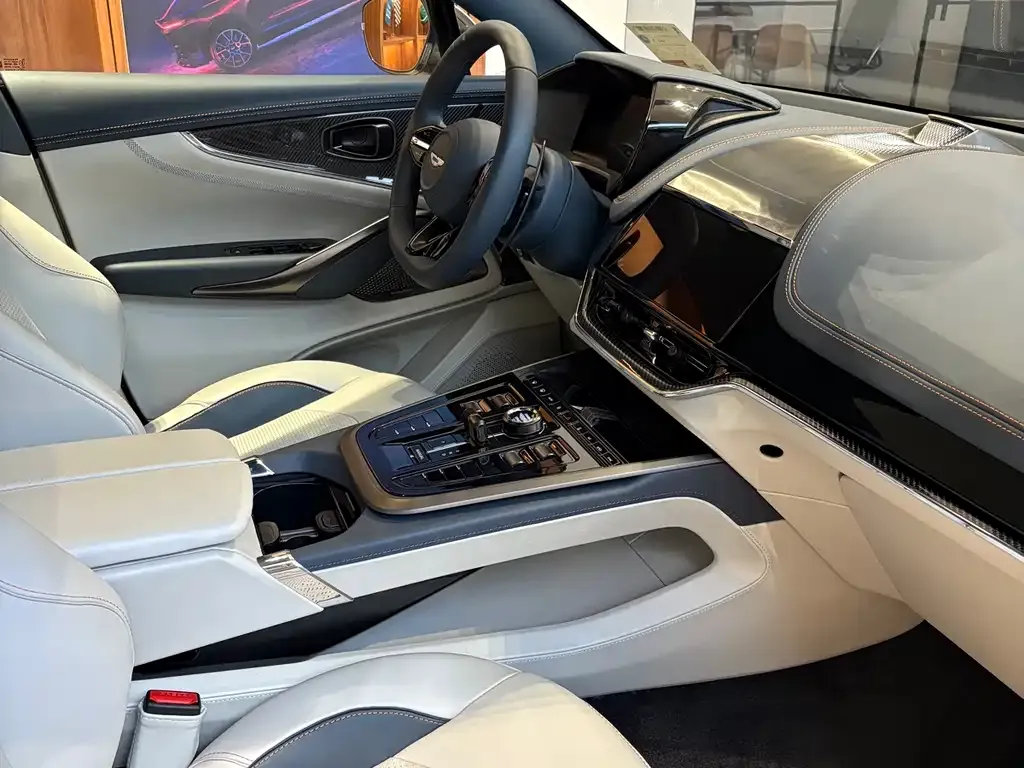 Aston Martin DBX 2025 из CN, фото 3