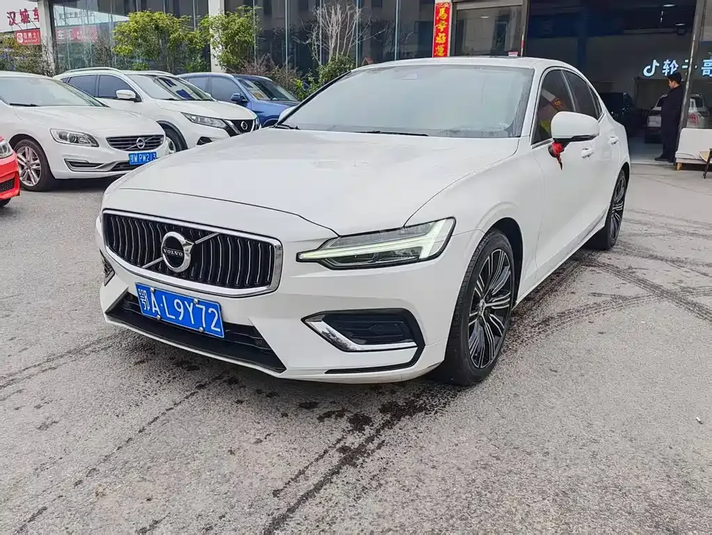 Volvo S60 — фото 1