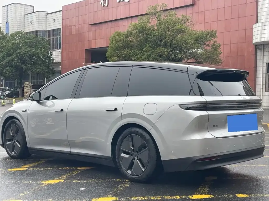 Li Auto i8 — фото 9