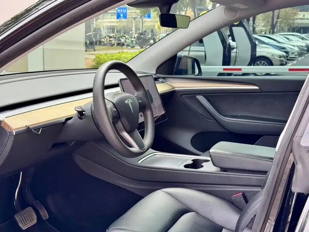 Tesla Model Y — фото 3
