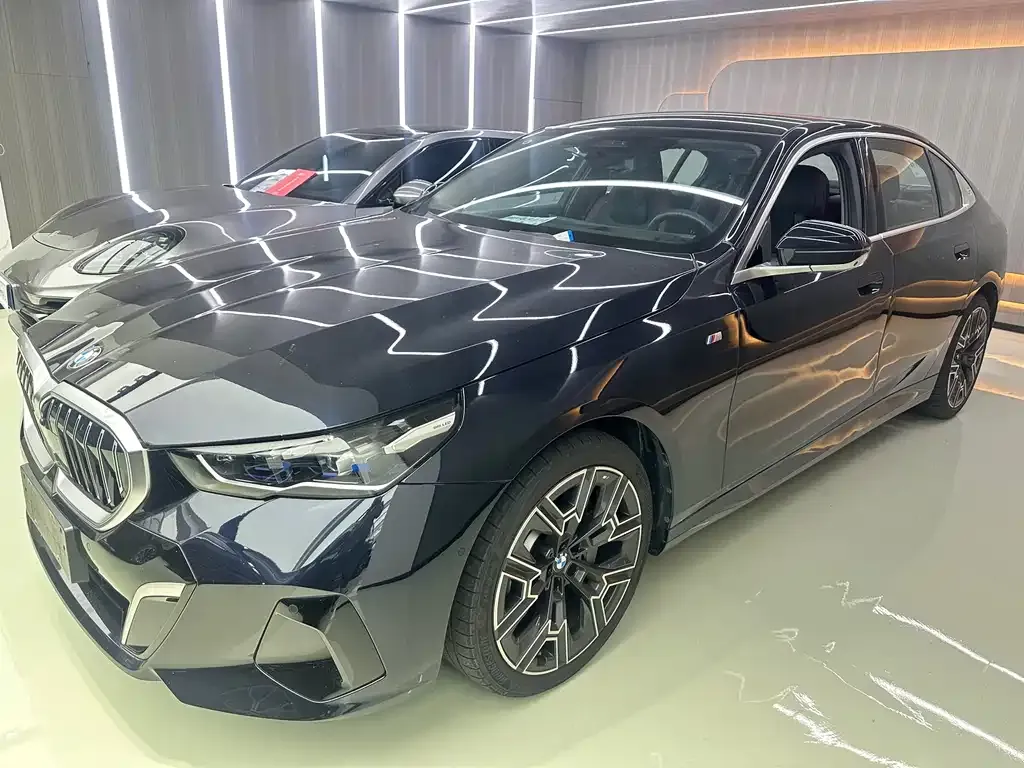 BMW 5 Series — фото 1