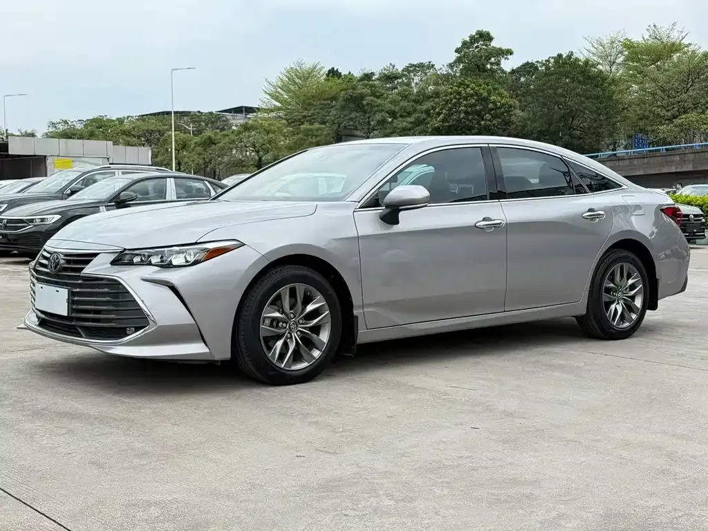 Toyota Avalon — фото 1