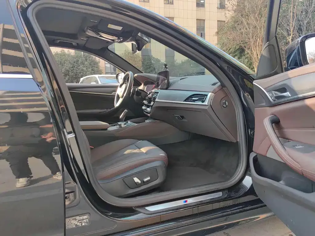 BMW 5 Series 2023 из CN, фото 4