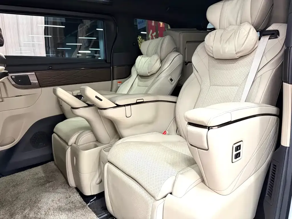 Toyota Alphard — фото 9