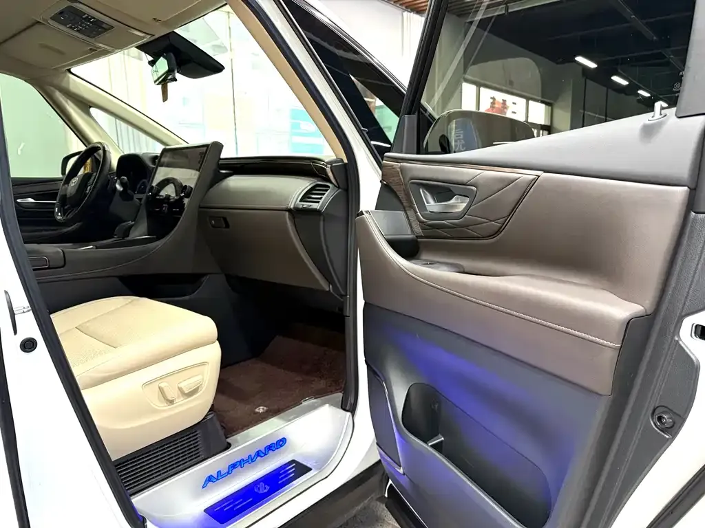 Toyota Alphard — фото 2