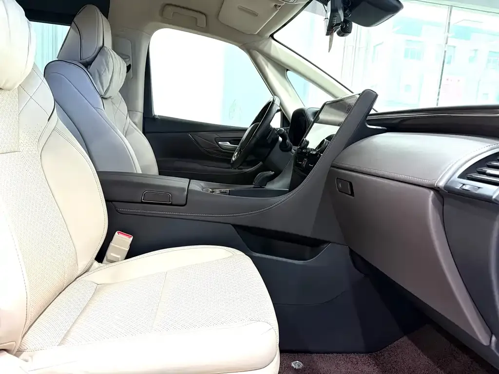 Toyota Alphard — фото 3