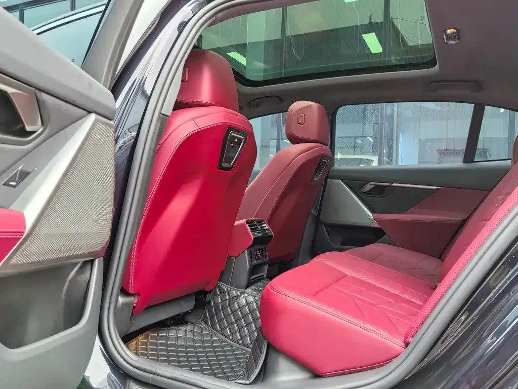 BMW 5 Series 2024 из CN, фото 5