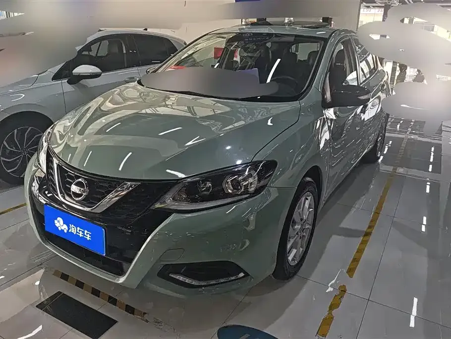 Nissan Tiida — фото 1