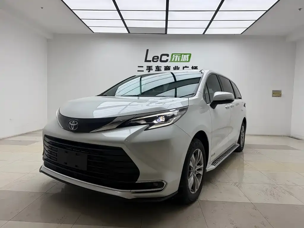 Toyota Sienna 2023 из CN, фото 1