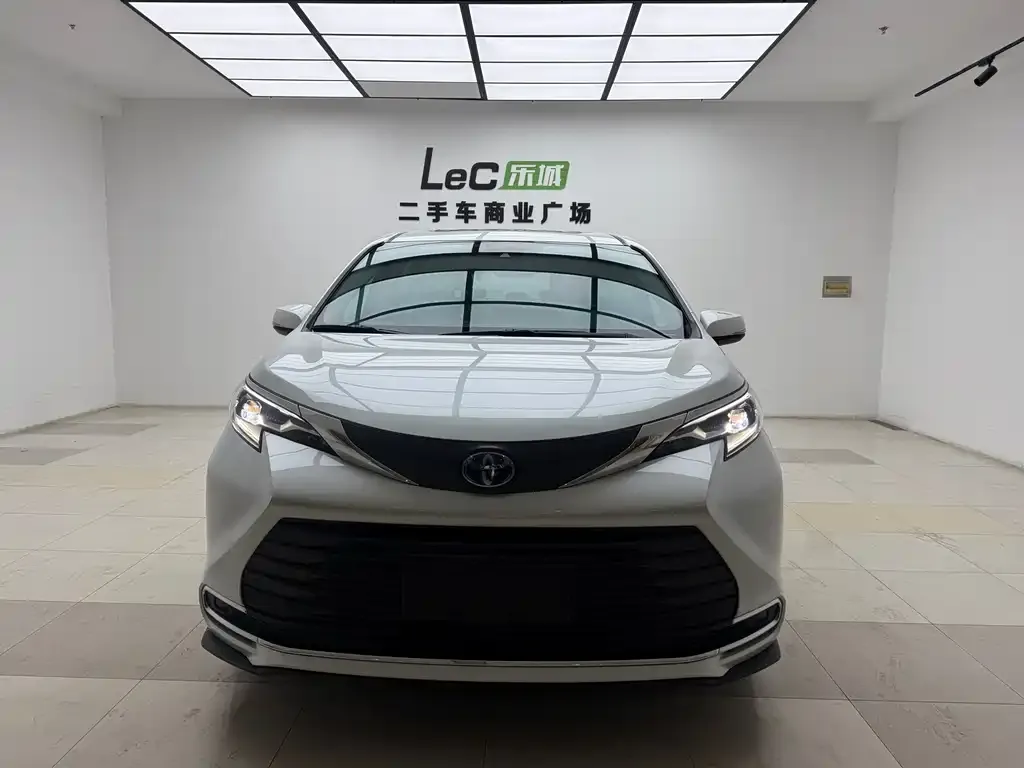 Toyota Sienna 2023 из CN, фото 2