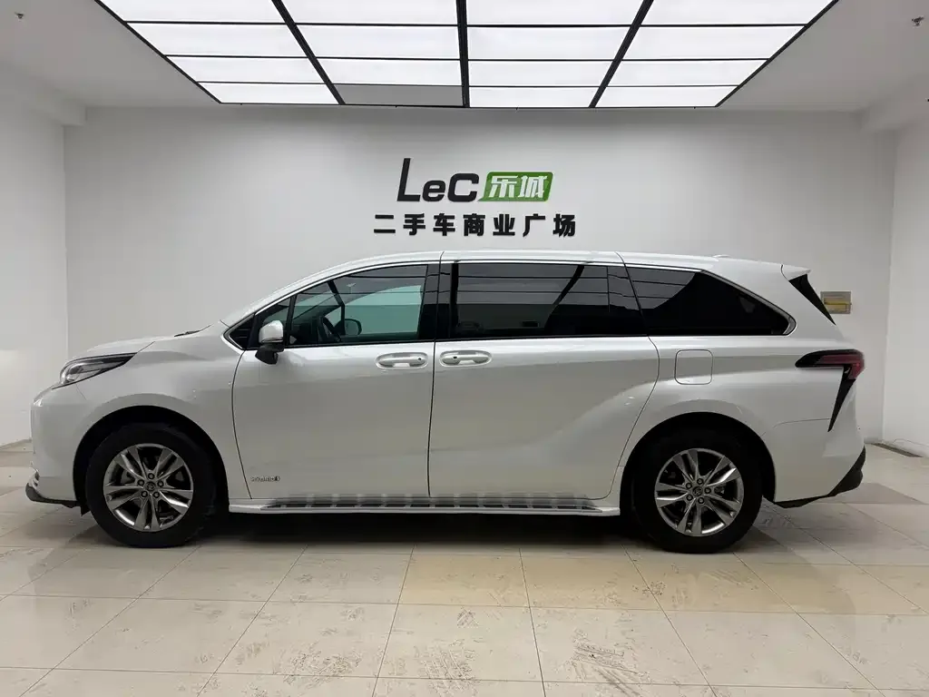 Toyota Sienna 2023 из CN, фото 8
