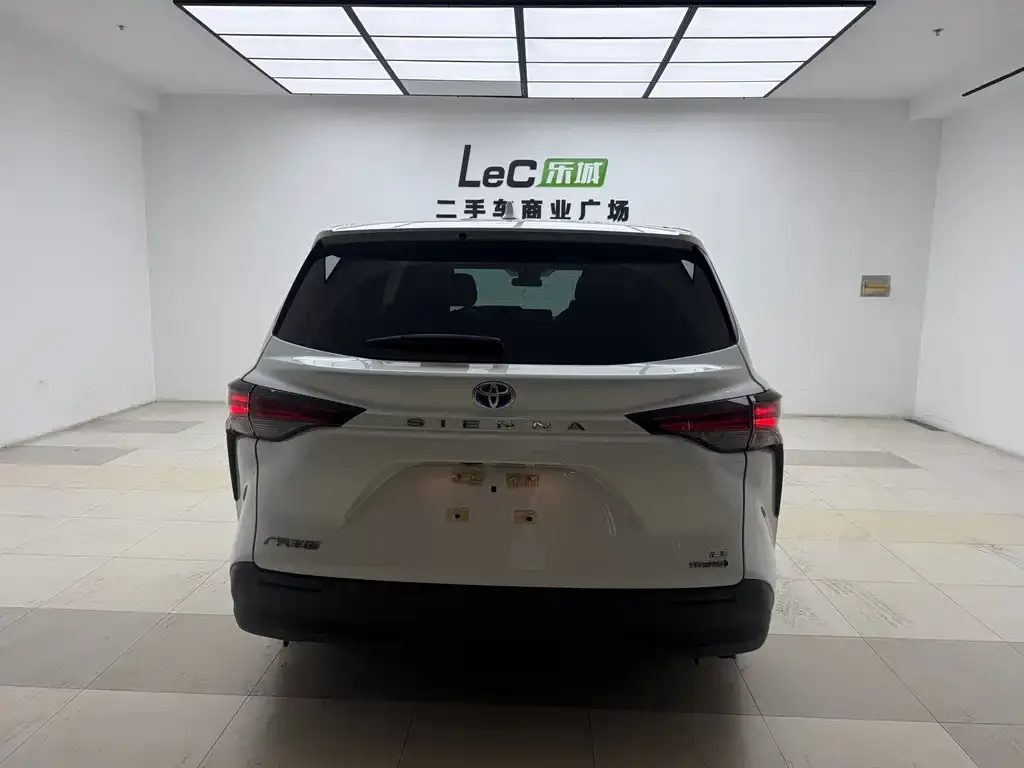 Toyota Sienna 2023 из CN, фото 3