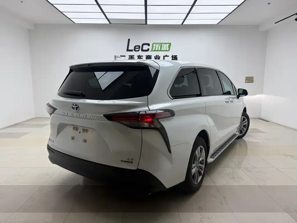 Toyota Sienna 2023 из CN, фото 4