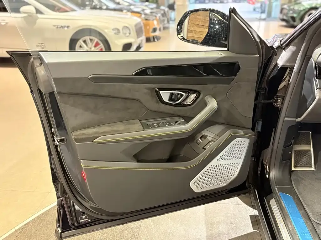 Lamborghini Urus 2023 из CN, фото 8