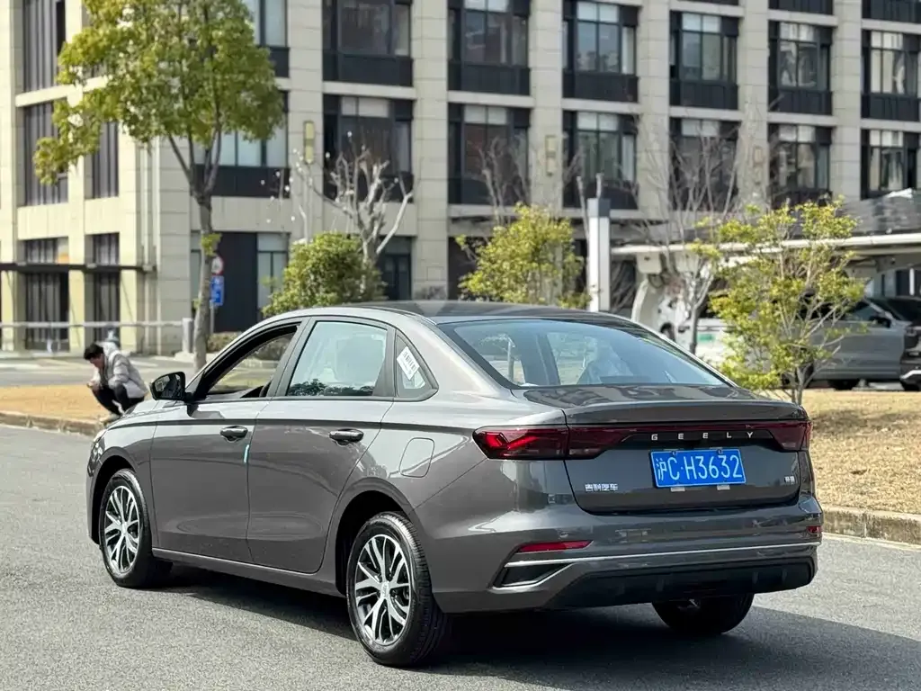 Geely Emgrand — фото 10