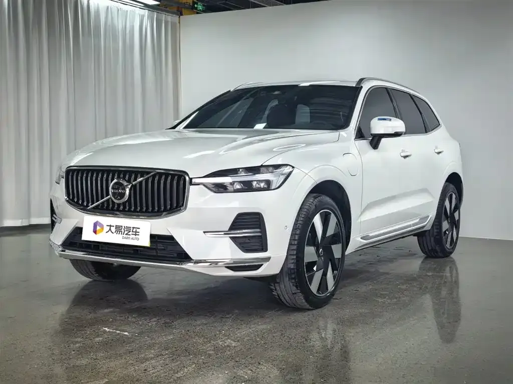 Volvo XC60 PHEV — фото 1