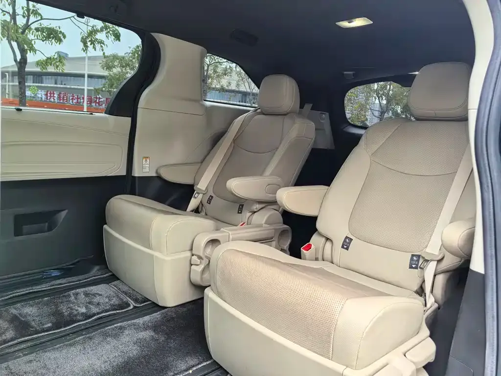 Toyota Sienna 2022 из CN, фото 3