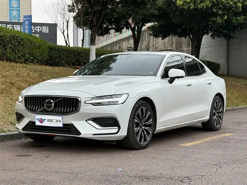 Volvo S60 — фото 1