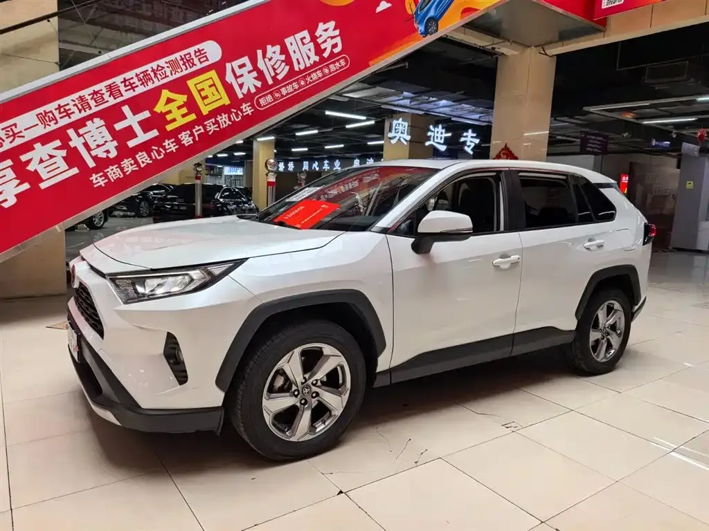 Toyota RAV4 — фото 1