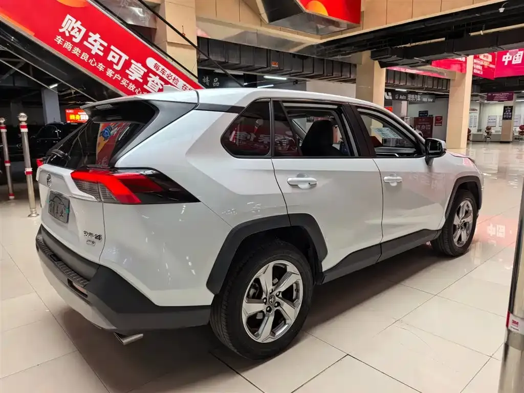 Toyota RAV4 — фото 2