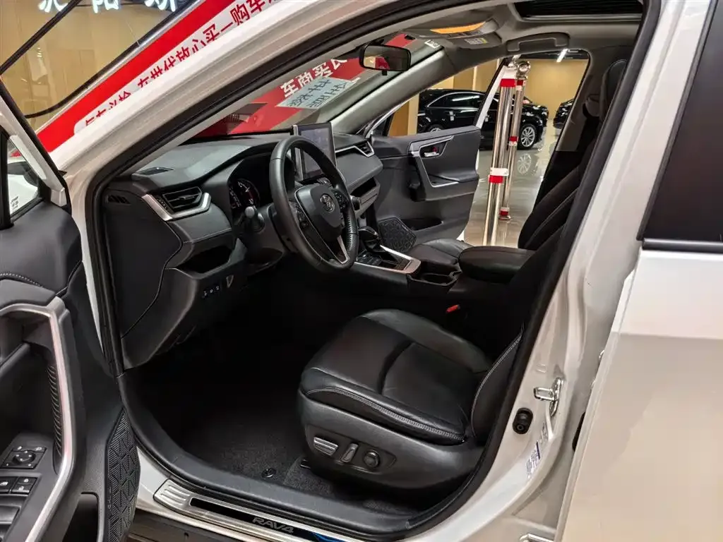Toyota RAV4 — фото 10