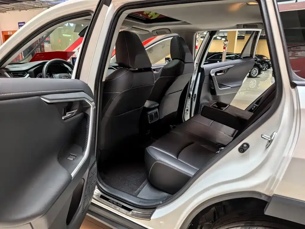 Toyota RAV4 — фото 4