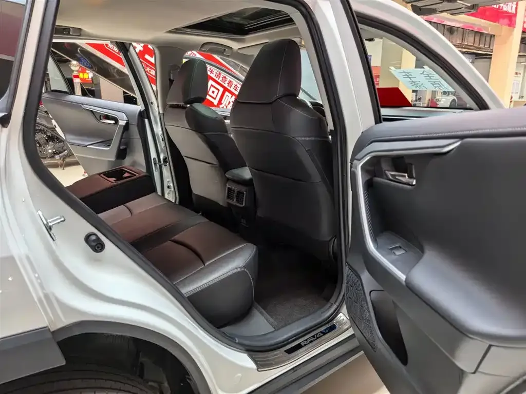 Toyota RAV4 — фото 9