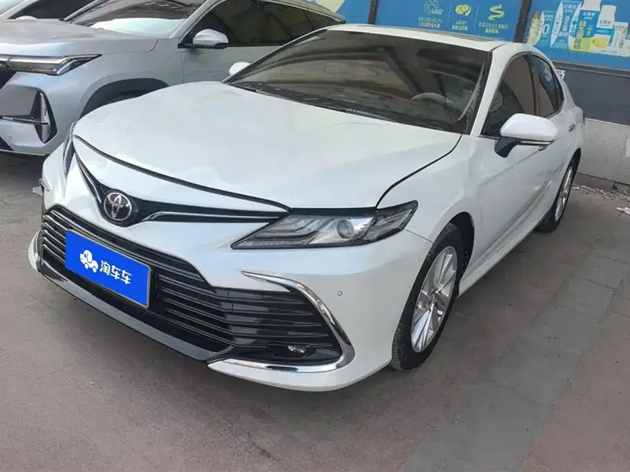 Toyota Camry — фото 1