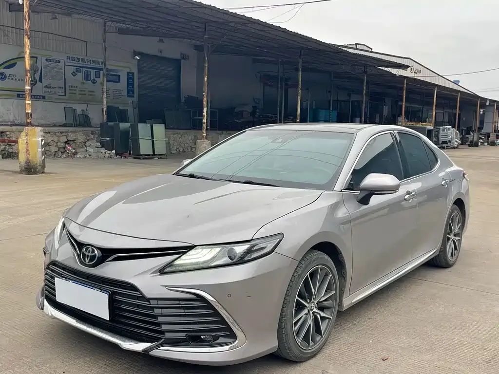 Toyota Camry — фото 1