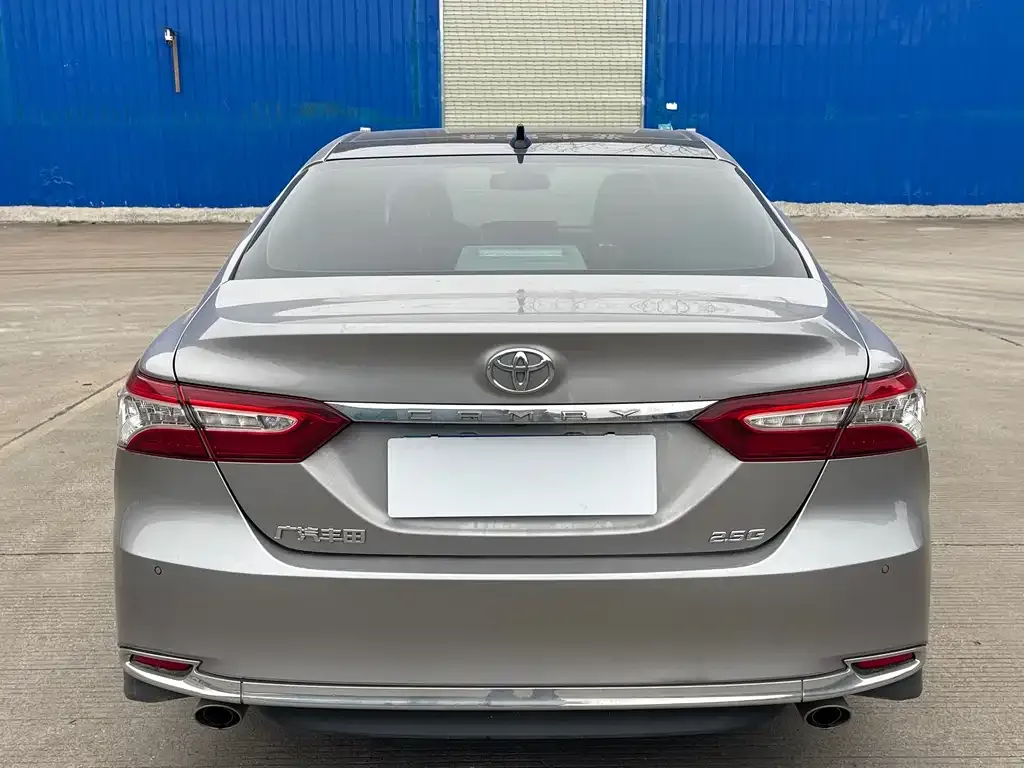 Toyota Camry — фото 2