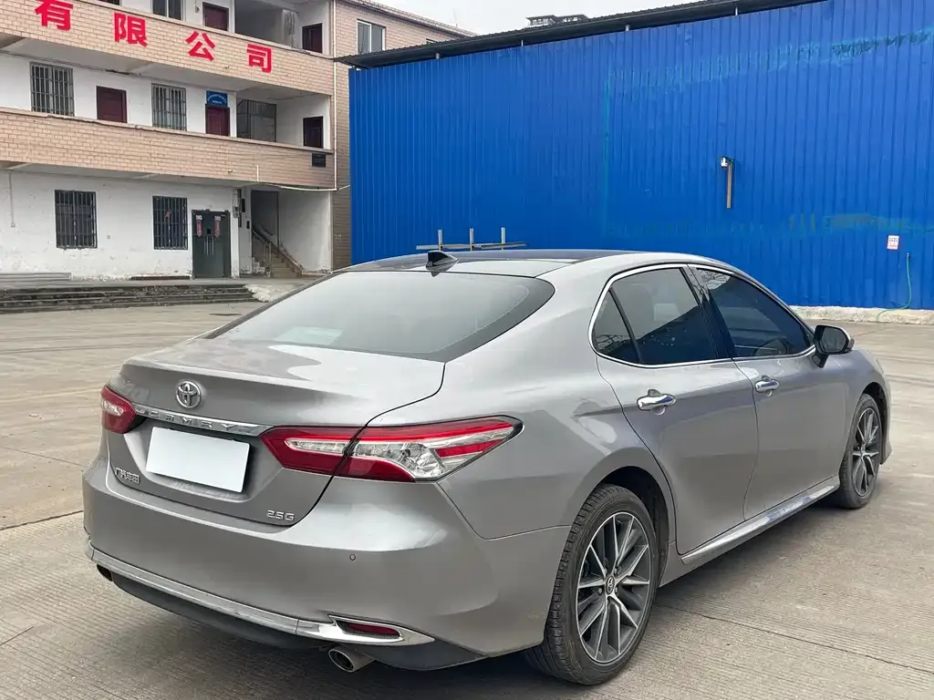 Toyota Camry — фото 3