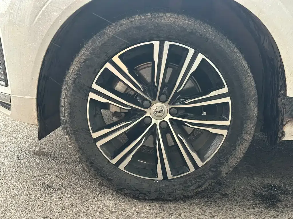Volvo XC60 — фото 10