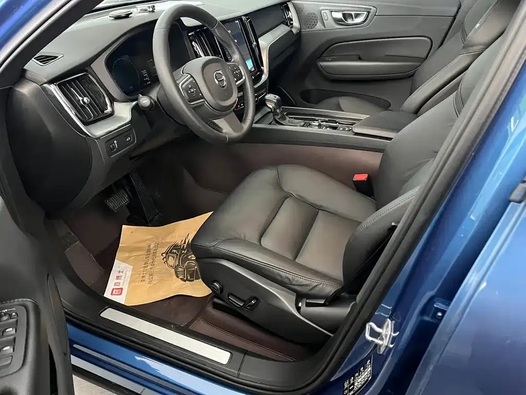 Volvo XC60 — фото 10