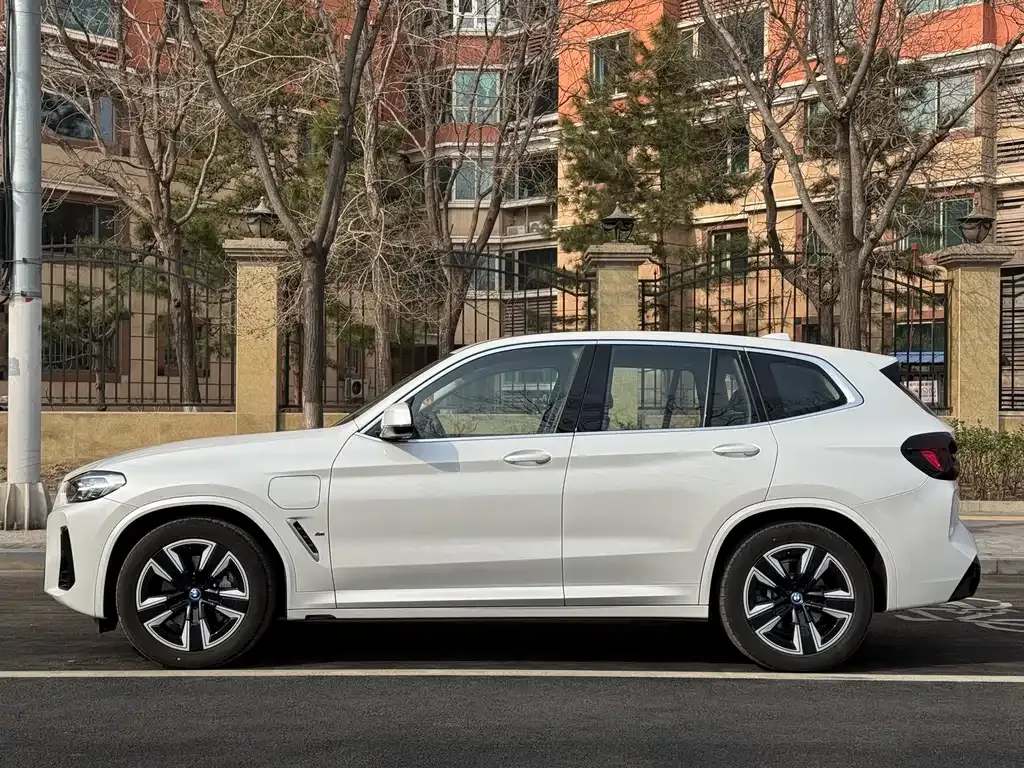 BMW iX3 — фото 8