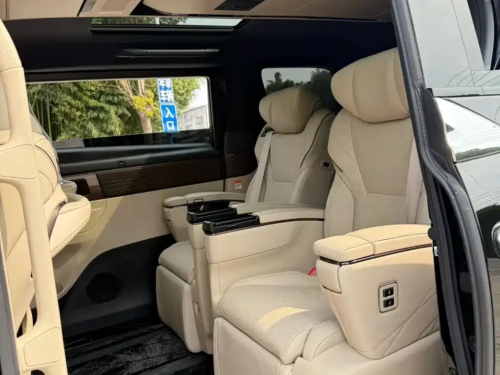 Toyota Alphard — фото 2