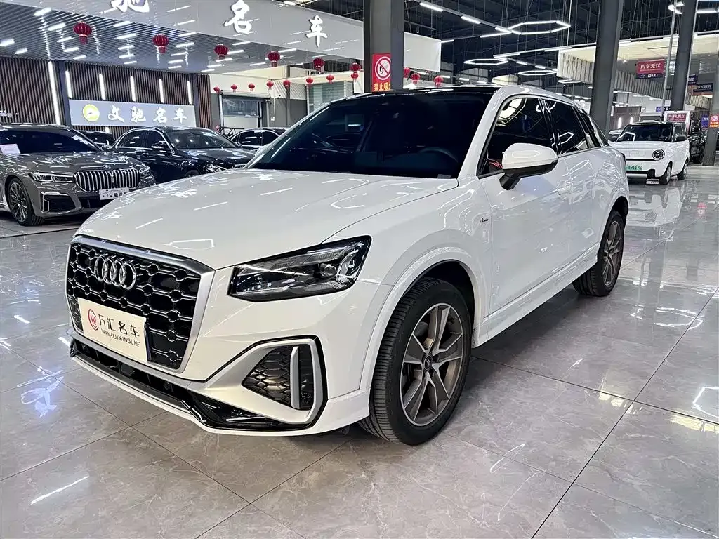 Audi Q2L — фото 1