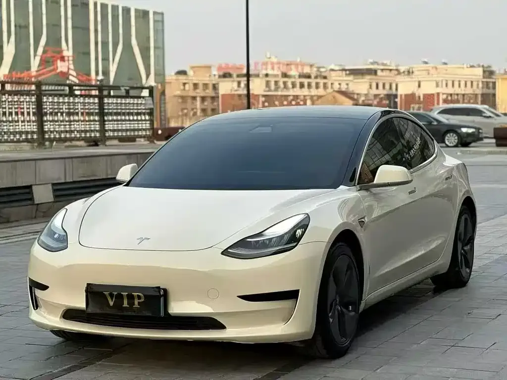 Tesla Model 3 — фото 1