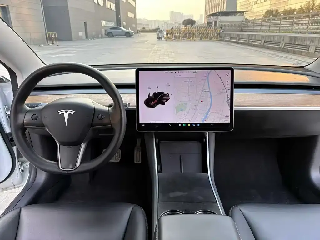 Tesla Model 3 — фото 4
