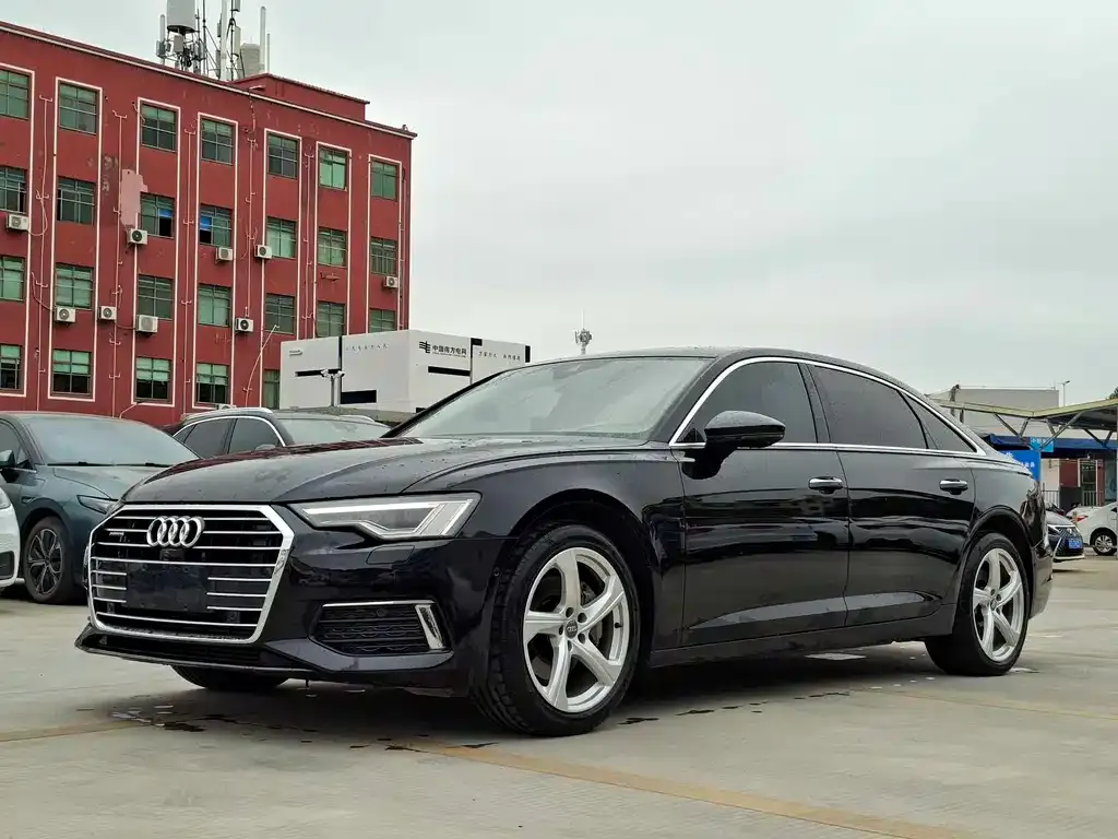 Audi A6L — фото 1