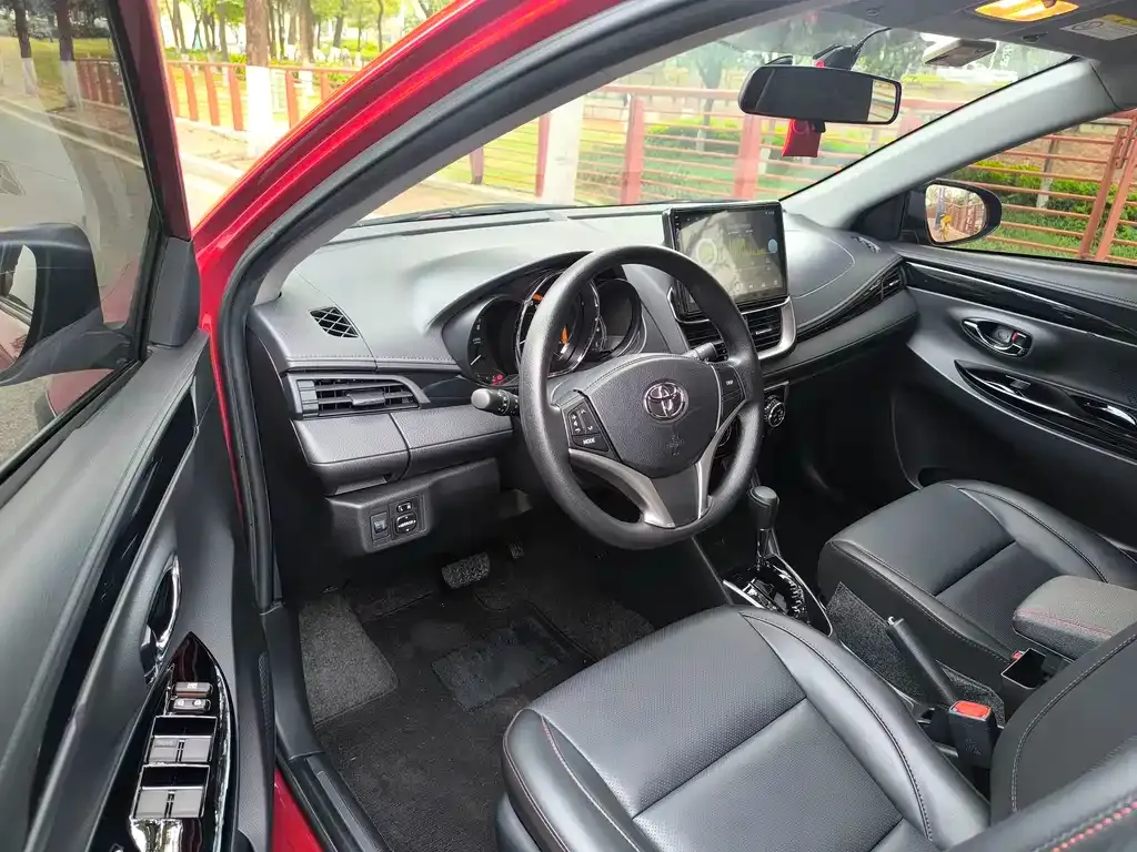 Toyota Yaris L — фото 6