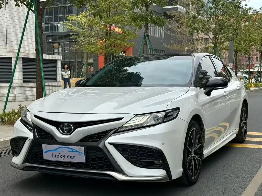 Toyota Camry — фото 1