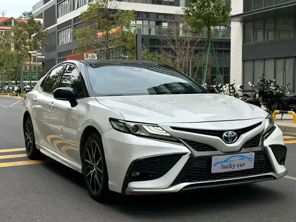Toyota Camry — фото 10