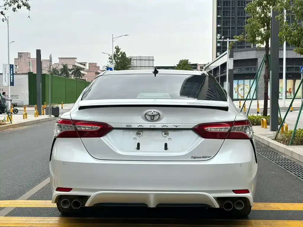 Toyota Camry — фото 2