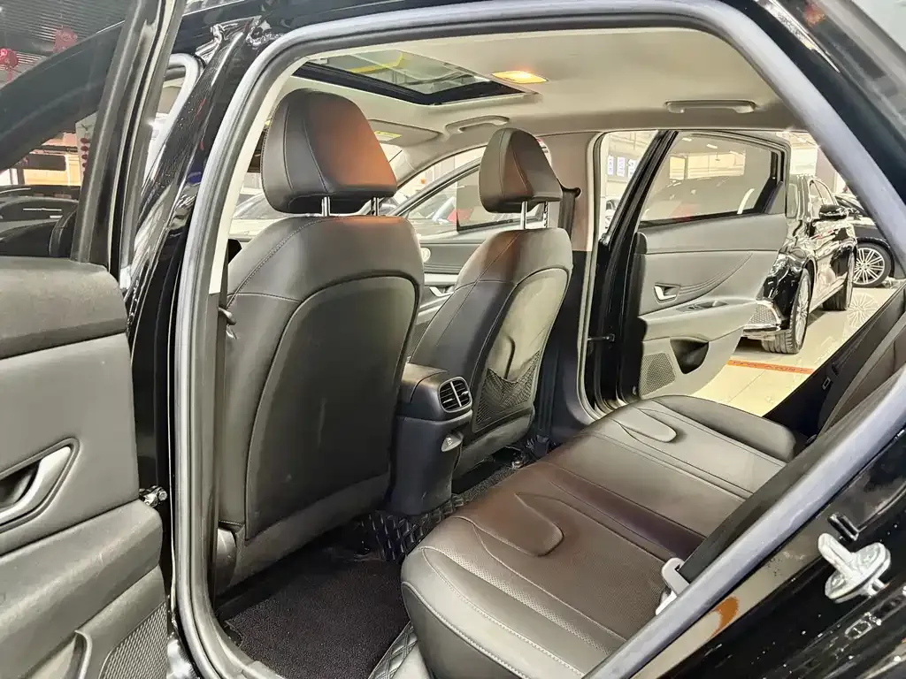 Hyundai Elantra — фото 2