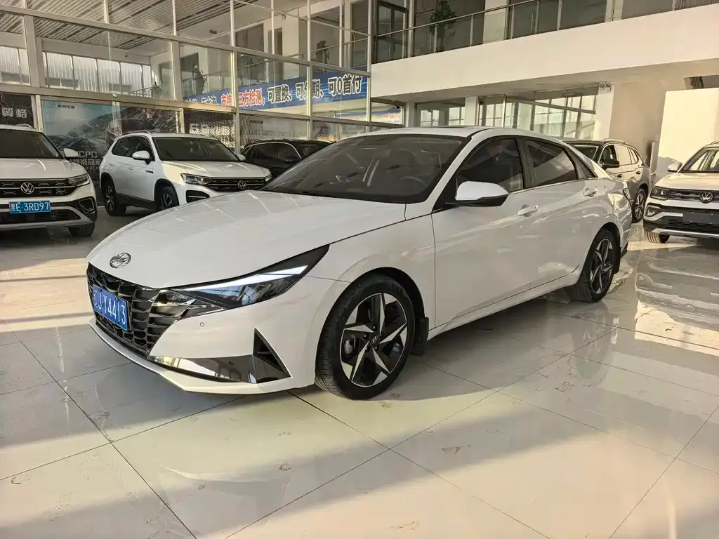 Hyundai Elantra — фото 1