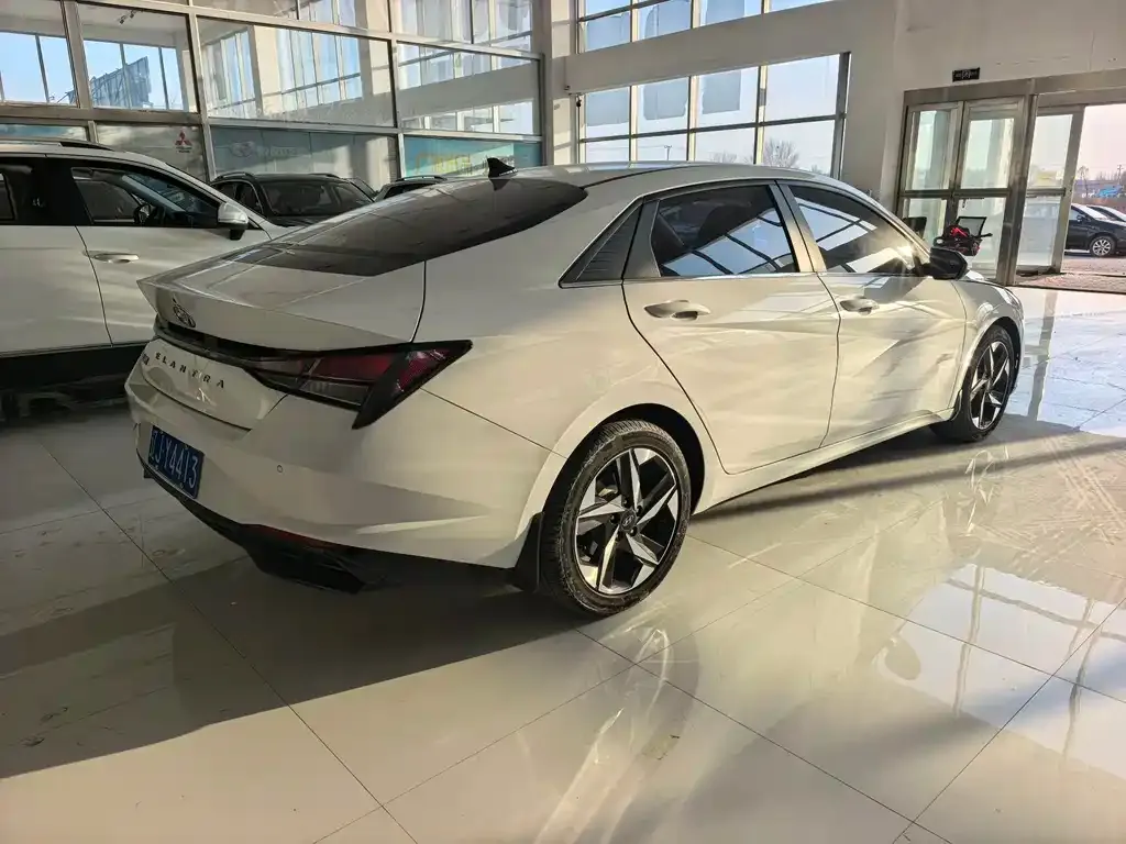 Hyundai Elantra — фото 3
