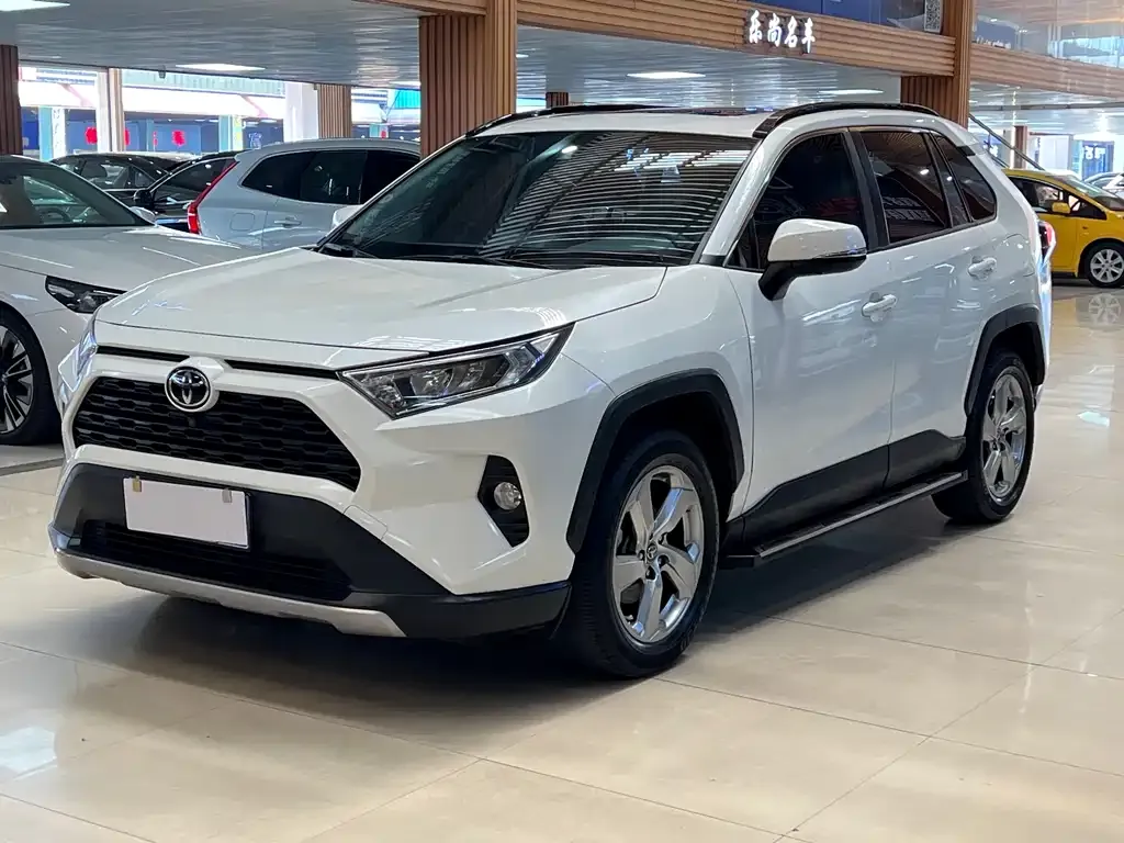 Toyota RAV4 — фото 1