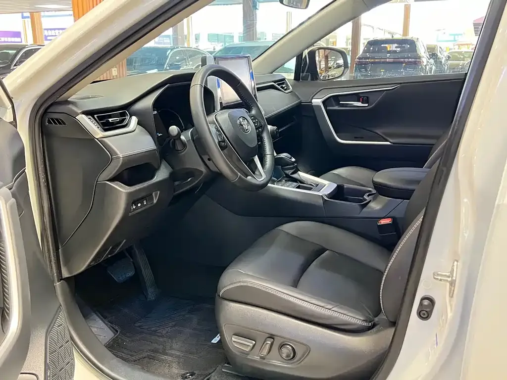 Toyota RAV4 — фото 10